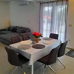 In Kampor Mit Privatparkplatz By Interhome בית נופש ראב