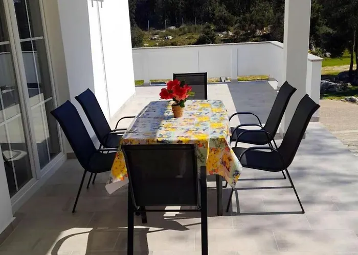 Ferienhaus In Kampor Mit Privatparkplatz By Interhome