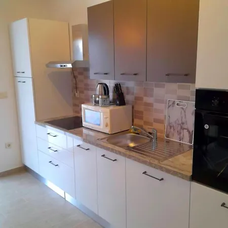 In Kampor Mit Privatparkplatz By Interhome Rab Town